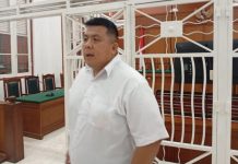 Sidang Tipikor Makassar, Terdakwa Kembali Sentil Wabup Gowa, LKKN Siap Kawal Aduan Koko Andreas ke KPK FOTO: Terdakwa/Saksi Ong Onggianto Andres alias Koko Andre saat menghadiri dalam kasus tindak pidana korupsi pemberian Kredit Konstruksi Bank Sulselbar di Pengadilan Negeri Makassar. Rabu (3/6/2026).
