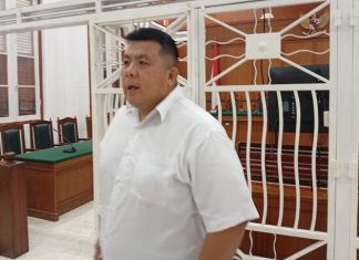 Sidang Tipikor Makassar, Terdakwa Kembali Sentil Wabup Gowa, LKKN Siap Kawal Aduan Koko Andreas ke KPK FOTO: Terdakwa/Saksi Ong Onggianto Andres alias Koko Andre saat menghadiri dalam kasus tindak pidana korupsi pemberian Kredit Konstruksi Bank Sulselbar di Pengadilan Negeri Makassar. Rabu (3/6/2026).