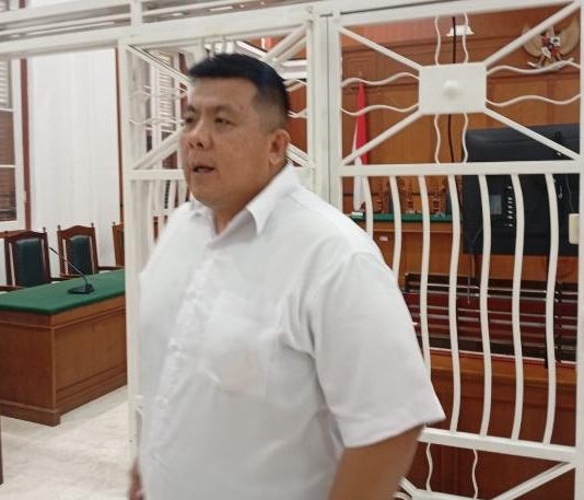 Sidang Tipikor Makassar, Terdakwa Kembali Sentil Wabup Gowa, LKKN Siap Kawal Aduan Koko Andreas ke KPK FOTO: Terdakwa/Saksi Ong Onggianto Andres alias Koko Andre saat menghadiri dalam kasus tindak pidana korupsi pemberian Kredit Konstruksi Bank Sulselbar di Pengadilan Negeri Makassar. Rabu (3/6/2026).