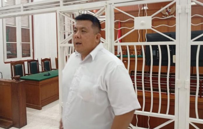 FOTO: Terdakwa/Saksi Ong Onggianto Andres alias Koko Andre saat menghadiri dalam kasus tindak pidana korupsi pemberian Kredit Konstruksi Bank Sulselbar di Pengadilan Negeri Makassar. Rabu (3/6/2026). 