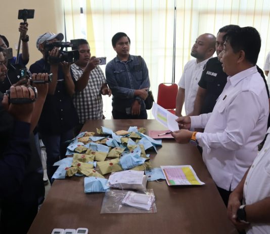 Operasi Antik Toba 2026, Polresta Deli Serdang Ungkap 65 Kasus Narkotika dan Amankan 78 Tersangka FOTO; Kasat Resnarkoba Polresta Deli Serdang, Kompol Dr. Fery Kusnadi, S.H., M.H., didampingi Wakasat Narkoba AKP O.J. Samosir, S.H., Kanit Idik I Iptu Dani J. Kurniawan, S.H., M.M., dan Kasi Humas IPTU J.M. Gabe Napitupulu, S.H., menyampaikan bahwa selama bulan Mei 2026 pihaknya berhasil mengungkap sebanyak 80 kasus tindak pidana narkotika dengan total 97 tersangka. (Tim)