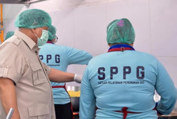 FOTO: Presiden Prabowo Subianto meninjau langsung fasilitas Satuan Pelayanan Pemenuhan Gizi (SPPG) di Palmerah serta pelaksanaan Program Makan Bergizi Gratis (MBG) di SMPN 111 Jakarta Barat, pada Selasa (2/6/2026). (Dok Seskab)