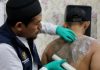 Hapus Tatto Gratis kembali akan hadir di Sulawesi Barat FOTO: Seorang profesional sedang membersihkan tatto. (Dok via Google)
