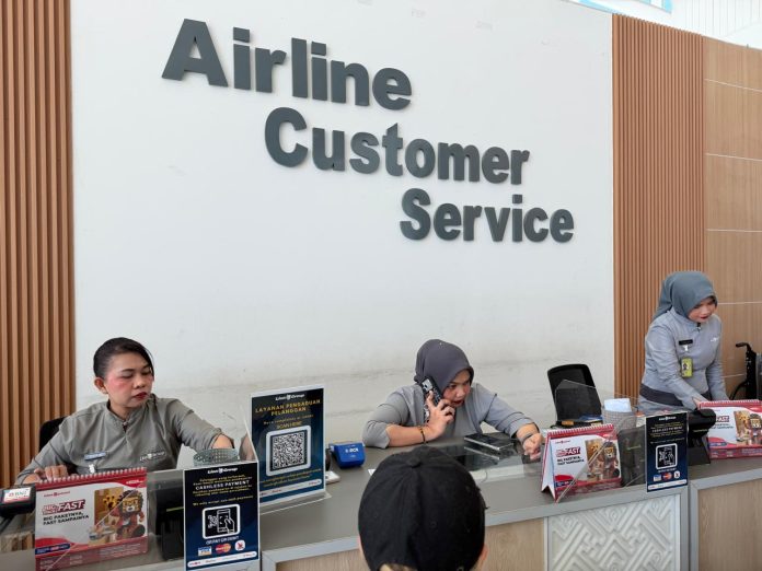 FOTO: Airline costumer service di bandara internasional Hasanuddin. (Sumber foto Aldin Bulen, Ketua KAI Makassar)