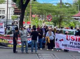 LASKAR Sulsel: Jangan Jadikan Proyek Strategis Nasional sebagai Arena Eksperimen Politik FOTO: Warga saat menolak pembangunan PSEL oleh PT SUS di Kawasan Tamalanrea, Aksi berlangsung di Balai Kota Makassar. Rabu (13/5/2026). (Ist)