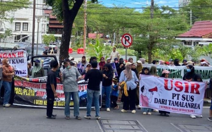 FOTO: Warga saat menolak pembangunan PSEL oleh PT SUS di Kawasan Tamalanrea, Aksi berlangsung di Balai Kota Makassar. Rabu (13/5/2026). (Ist) FOTO: Warga saat menolak pembangunan PSEL oleh PT SUS di Kawasan Tamalanrea, Aksi berlangsung di Balai Kota Makassar. Rabu (13/5/2026). (Ist)