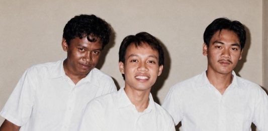 Ustad Das’ad Posting Foto SMA, Netizen: Masih Pakai Setrika Arang Waktu Itu FOTO: Ustadz Das’ad Latif, Mengunggah sebuah foto saat dirinya masih duduk di bangku SMA. (Dok via akun Facebook Ustadz Das’ad Latif)