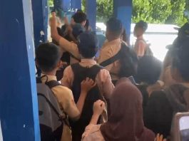 Kekerasan di SMPN 35 Makassar: Pelanggaran Hukum dan Krisis Empati Pendidikan FOTO: Hasil tangkap layar video viral pengeroyokan di SMPN 35 Makassar.