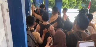 Kekerasan di SMPN 35 Makassar: Pelanggaran Hukum dan Krisis Empati Pendidikan FOTO: Hasil tangkap layar video viral pengeroyokan di SMPN 35 Makassar.