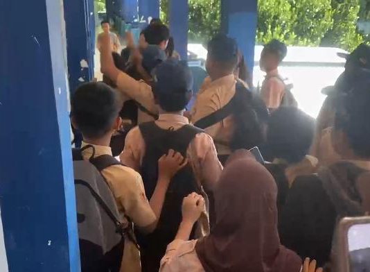 Kekerasan di SMPN 35 Makassar: Pelanggaran Hukum dan Krisis Empati Pendidikan FOTO: Hasil tangkap layar video viral pengeroyokan di SMPN 35 Makassar.