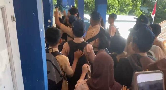 FOTO: Hasil tangkap layar video viral pengeroyokan di SMPN 35 Makassar. FOTO: Hasil tangkap layar video viral pengeroyokan di SMPN 35 Makassar.