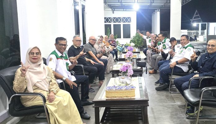 FOTO: Rombongan BPP DOB yang dipimpin Koordinator Wilayah BPP DOB Provinsi Luwu Raya, Ir. H. Hasbi Syamsu Ali, MM, diterima langsung oleh Bupati Luwu Utara, Andi Abdullah Rahim, di Rumah Jabatan Bupati, Kota Masamba, Minggu (7/6/2026). FOTO: Rombongan BPP DOB yang dipimpin Koordinator Wilayah BPP DOB Provinsi Luwu Raya, Ir. H. Hasbi Syamsu Ali, MM, diterima langsung oleh Bupati Luwu Utara, Andi Abdullah Rahim, di Rumah Jabatan Bupati, Kota Masamba, Minggu (7/6/2026).