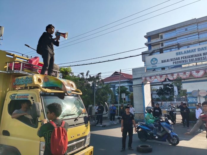 FOTO: Gerakan Mahasiswa Pemuda Elang Timur Indonesia (GMP ELIT) kembali menggelar aksi unjuk rasa di depan Kantor Balai Besar Penjaminan Mutu Pendidikan (BBPMP) Provinsi Sulawesi Selatan di Jalan AP Pettarani, Makassar yang saat ini difungsikan sebagai Kantor Komite Pengelola Program Gizi (KPPG) Sulawesi Selatan, Senin (8/6/2026). (Ist)