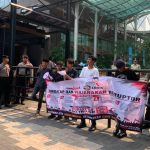 Logis 08 Geruduk KPK dan Kantor Pusat BRI, Minta Penetapan Tersangka Kasus BRI-Telkom Ket Foto: Massa Aksi Logis 08 Demonstrasi di Depan Gedung KPK RI, Kamis (11/06).