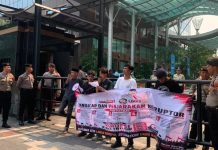 Logis 08 Geruduk KPK dan Kantor Pusat BRI, Minta Penetapan Tersangka Kasus BRI-Telkom Ket Foto: Massa Aksi Logis 08 Demonstrasi di Depan Gedung KPK RI, Kamis (11/06).
