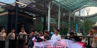 Logis 08 Geruduk KPK dan Kantor Pusat BRI, Minta Penetapan Tersangka Kasus BRI-Telkom Ket Foto: Massa Aksi Logis 08 Demonstrasi di Depan Gedung KPK RI, Kamis (11/06).