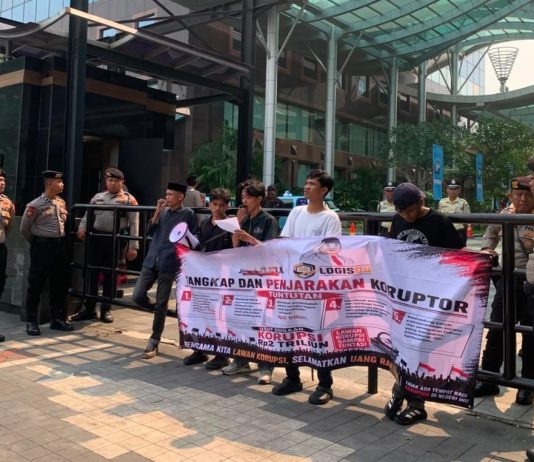 Logis 08 Geruduk KPK dan Kantor Pusat BRI, Minta Penetapan Tersangka Kasus BRI-Telkom Ket Foto: Massa Aksi Logis 08 Demonstrasi di Depan Gedung KPK RI, Kamis (11/06).