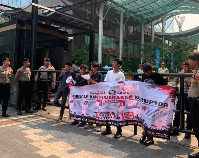 Ket Foto: Massa Aksi Logis 08 Demonstrasi di Depan Gedung KPK RI, Kamis (11/06). Ket Foto: Massa Aksi Logis 08 Demonstrasi di Depan Gedung KPK RI, Kamis (11/06).