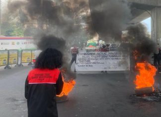 GAM Gelar Aksi di Makassar, Desak Stabilisasi Rupiah dan Tolak Kenaikan Harga Pertamax FOTO: Sejumlah mahasiswa yang tergabung dalam Gerakan Aktivis Mahasiswa (GAM) menggelar aksi unjuk rasa di Pertigaan Hertasning - Pettarani, Kamis (11/6/2026).