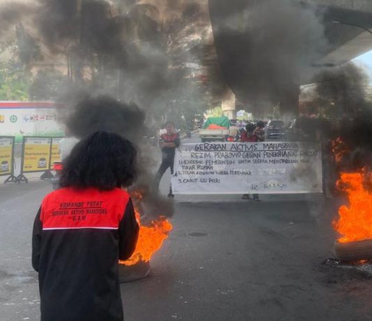 GAM Gelar Aksi di Makassar, Desak Stabilisasi Rupiah dan Tolak Kenaikan Harga Pertamax FOTO: Sejumlah mahasiswa yang tergabung dalam Gerakan Aktivis Mahasiswa (GAM) menggelar aksi unjuk rasa di Pertigaan Hertasning - Pettarani, Kamis (11/6/2026).