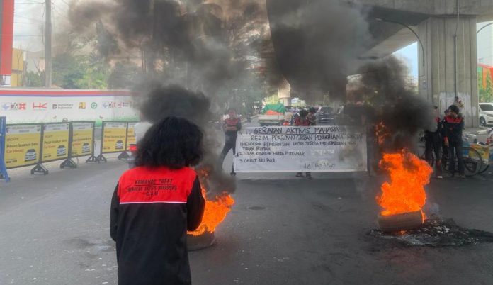FOTO: Sejumlah mahasiswa yang tergabung dalam Gerakan Aktivis Mahasiswa (GAM) menggelar aksi unjuk rasa di Pertigaan Hertasning - Pettarani, Kamis (11/6/2026). FOTO: Sejumlah mahasiswa yang tergabung dalam Gerakan Aktivis Mahasiswa (GAM) menggelar aksi unjuk rasa di Pertigaan Hertasning - Pettarani, Kamis (11/6/2026).