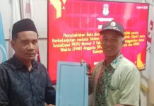 DPD PAN Kabupaten Luwu Serahkan Kepengurusan Baru ke KPU Luwu Ket Foto: Wakil Ketua DPD PAN Luwu, H. Mahmud Yunus menyerahkan dokumen kepengurusan baru ke KPU Luwu.