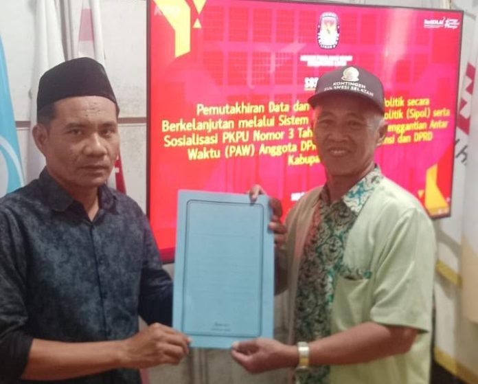 Ket Foto: Wakil Ketua DPD PAN Luwu, H. Mahmud Yunus menyerahkan dokumen kepengurusan baru ke KPU Luwu.