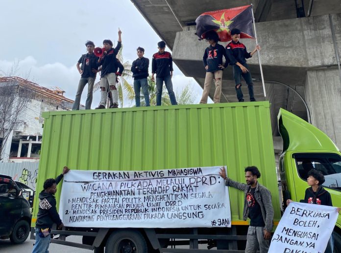 FOTO: Aksi unjuk rasa yang dilakukan elemen mahasiswa di Jl. AP. Pettarani, Kota Makassar, Sulawesi Selatan. (Ist) FOTO: Aksi unjuk rasa yang dilakukan elemen mahasiswa di Jl. AP. Pettarani, Kota Makassar, Sulawesi Selatan. (Ist)