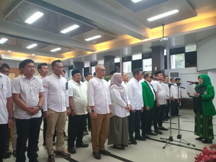 FOTO: Pengurus Majelis Daerah Korps Alumni Himpunan Mahasiswa Islam (MD KAHMI) Kabupaten Takalar masa bakti 2025–2030 resmi dilantik dalam sebuah prosesi yang berlangsung di Ruang Pola Kantor Bupati Takalar, Senin (15/6/2026). FOTO: Pengurus Majelis Daerah Korps Alumni Himpunan Mahasiswa Islam (MD KAHMI) Kabupaten Takalar masa bakti 2025–2030 resmi dilantik dalam sebuah prosesi yang berlangsung di Ruang Pola Kantor Bupati Takalar, Senin (15/6/2026).