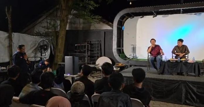 FOTO: Ketua Karang Taruna Kota Makassar, Muhammad Zulkifli saat menghadiri dialog kebangsaan yang dihadiri Tiyo Ardianto dan Direktur Profetik Institute Asratillah di cafe Etika Studio Jalan Tamalate, Karunrung, Rappocini Senin malam (15/6).