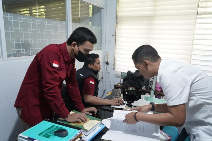 Img 20260617 Wa0256 FOTO: Penyidik melakukan pemeriksaan berlangsung di ruang Bidang SMA Disdik Sulsel.