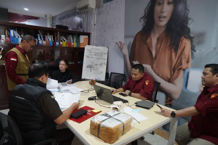 FOTO: Penyidik datangi kantor CV APM yang juga jadi tempat bimbingan belajar di area Jalan Boulevard, Kecamatan Panakukang, Kota Makassar. CV APM diketahui merupakan pihak penyedia dalam pengadaan proyek. (Ist)