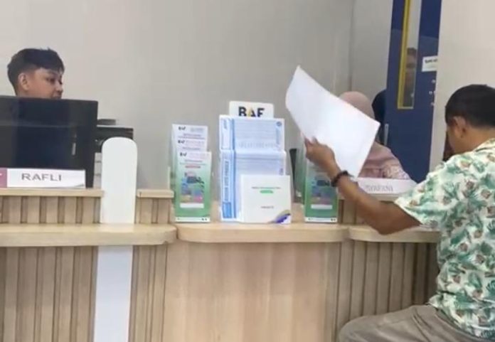 FOTO: Suparman Yuba saat mendatangi kantor cabang PT BAF di Jalan Perintis Kemerdekaan, Makassar, Rabu (17/6/2026). FOTO: Suparman Yuba saat mendatangi kantor cabang PT BAF di Jalan Perintis Kemerdekaan, Makassar, Rabu (17/6/2026).