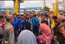 PMII Kota Makassar Serukan Reformasi Jilid II: Mengawal Demokrasi, Menegakkan Keadilan dan Membela Kepentingan Rakyat FOTO: Pengurus Cabang Pergerakan Mahasiswa Islam Indonesia (PC PMII) Kota Makassar menggelar aksi bertajuk "Reformasi Jilid II di depan kantor sementara DPRD Sulawesi Selatan. Kamis (18/6/2026). (Ist)