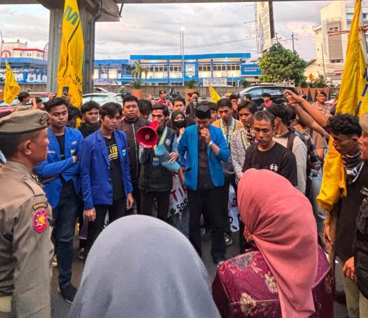 PMII Kota Makassar Serukan Reformasi Jilid II: Mengawal Demokrasi, Menegakkan Keadilan dan Membela Kepentingan Rakyat FOTO: Pengurus Cabang Pergerakan Mahasiswa Islam Indonesia (PC PMII) Kota Makassar menggelar aksi bertajuk "Reformasi Jilid II di depan kantor sementara DPRD Sulawesi Selatan. Kamis (18/6/2026). (Ist)