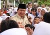Presiden Gelar Ratas Bahas Pendidikan Gratis SD Hingga Perguruan Tinggi FOTO: Presiden Prabowo saat ditemani para pelajar di Indonesia bukti keseriusannya peduli akan pendidikan. (Dok Seskab)