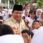 Presiden Gelar Ratas Bahas Pendidikan Gratis SD Hingga Perguruan Tinggi FOTO: Presiden Prabowo saat ditemani para pelajar di Indonesia bukti keseriusannya peduli akan pendidikan. (Dok Seskab)