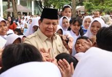 326 Kepala Sekolah di Sulsel Mundur Berjamaah: Sabotase Visi Pendidikan Prabowo? FOTO: Presiden Prabowo saat ditemani para pelajar di Indonesia bukti keseriusannya peduli akan pendidikan. (Dok Seskab)