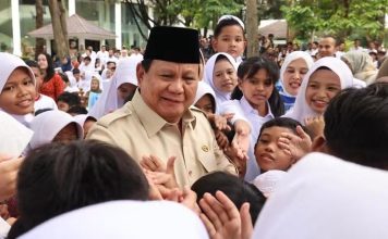 Presiden Gelar Ratas Bahas Pendidikan Gratis: SD Hingga Perguruan Tinggi FOTO: Presiden Prabowo saat ditemani para pelajar di Indonesia bukti keseriusannya peduli akan pendidikan. (Dok Seskab)