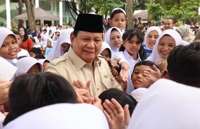 FOTO: Presiden Prabowo saat ditemani para pelajar di Indonesia bukti keseriusannya peduli akan pendidikan. (Dok Seskab) FOTO: Presiden Prabowo saat ditemani para pelajar di Indonesia bukti keseriusannya peduli akan pendidikan. (Dok Seskab)