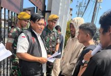 Geruduk Kejati Sulsel, APAK dan GRH Desak Periksa Dana Hibah KONI Makassar FOTO: Kepala Seksi Penerangan Hukum (Kasipenkum), Soetarmin saat menerima pengunjuk rasa dari APAK dan GRH di pelantaran kantor Kejati Sulsel. Jumat (19/6/2206). (ist)