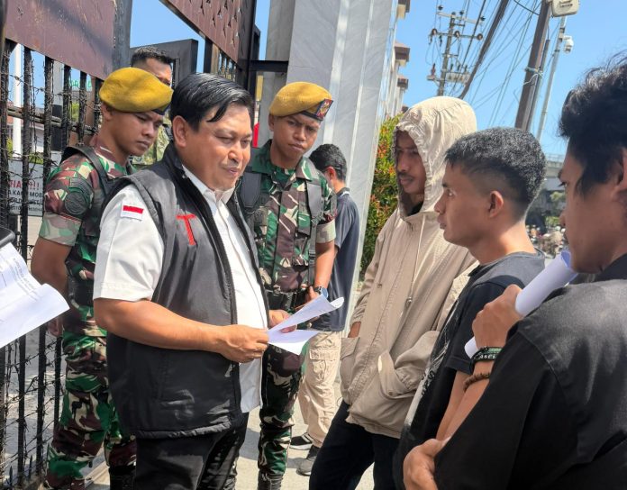 FOTO: Kepala Seksi Penerangan Hukum (Kasipenkum), Soetarmin saat menerima pengunjuk rasa dari APAK dan GRH di pelantaran kantor Kejati Sulsel. Jumat (19/6/2206). (ist)