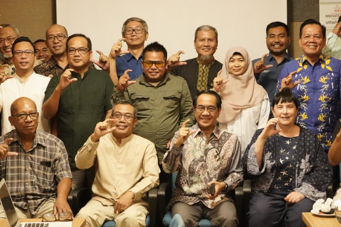 FOTO: Rektor Unhas, Prof. Dr. Ir. Jamaluddin Jompa, M.Sc., menghadiri Coral Reef Rehabilitation and Sustainability Research Group (CORES) menyelenggarakan Forum Terumbu Karang Indonesia sebagai ruang ilmiah yang mempertemukan pengetahuan, praktik lapangan, dan inovasi dalam pengelolaan ekosistem terumbu karang. FOTO: Rektor Unhas, Prof. Dr. Ir. Jamaluddin Jompa, M.Sc., menghadiri Coral Reef Rehabilitation and Sustainability Research Group (CORES) menyelenggarakan Forum Terumbu Karang Indonesia sebagai ruang ilmiah yang mempertemukan pengetahuan, praktik lapangan, dan inovasi dalam pengelolaan ekosistem terumbu karang.