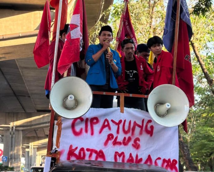 FOTO: Pengurus Cabang Pergerakan Mahasiswa Islam Indonesia (PC PMII) Kota Makassar dan Aliansi Cipayung Plus Kota Makassar saat menggelar aksi unjuk rasa di kantor sementara DPRD Sulawesi Selatan di Jalan AP Pettarani. Jumat (19/6/2026). (Ist)