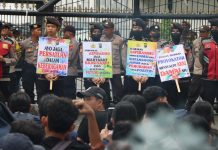 KBMN Gelar Unjuk Rasa di Gedung DPRD Sumut, Kapolrestabes Medan Hadapi dengan Humanis FOTO: Ratusan mahasiswa yang tergabung dalam Keluarga Besar Mahasiswa Nommensen (KBMN) Medan menggelar aksi unjuk rasa di depan Gedung DPRD Sumatera Utara, Jalan Imam Bonjol, Medan, Senin (22/6/2026).