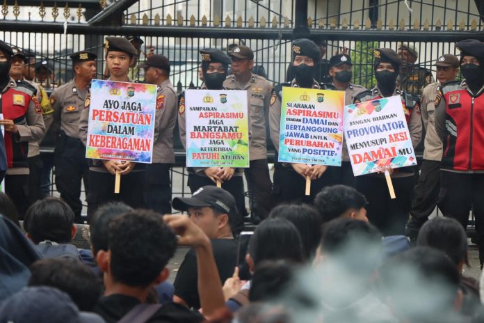 FOTO: Ratusan mahasiswa yang tergabung dalam Keluarga Besar Mahasiswa Nommensen (KBMN) Medan menggelar aksi unjuk rasa di depan Gedung DPRD Sumatera Utara, Jalan Imam Bonjol, Medan, Senin (22/6/2026). FOTO: Ratusan mahasiswa yang tergabung dalam Keluarga Besar Mahasiswa Nommensen (KBMN) Medan menggelar aksi unjuk rasa di depan Gedung DPRD Sumatera Utara, Jalan Imam Bonjol, Medan, Senin (22/6/2026).