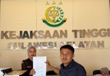 APAK dan GRH Resmi Laporkan Dugaan Korupsi Dana Hibah KONI Rp 15 miliar ke Kejati Sulsel FOTO: Salah satu aktivis APAK dan GRH saat melaporkan secara dugaan korupsi dana hibah dan marching band kota makassar Tahun 2025 di PTSP Kejati Sulsel, Selasa (23/6/2026).