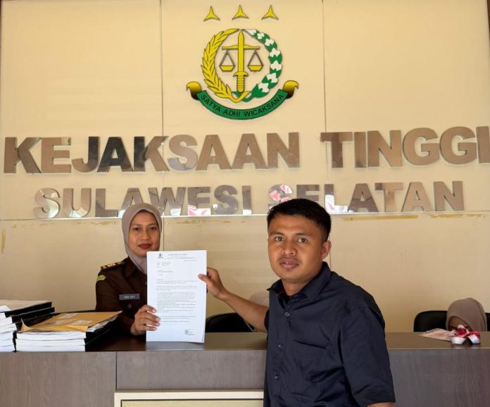 FOTO: Salah satu aktivis APAK dan GRH saat melaporkan secara dugaan korupsi dana hibah dan marching band kota makassar Tahun 2025 di PTSP Kejati Sulsel, Selasa (23/6/2026). FOTO: Salah satu aktivis APAK dan GRH saat melaporkan secara dugaan korupsi dana hibah dan marching band kota makassar Tahun 2025 di PTSP Kejati Sulsel, Selasa (23/6/2026).