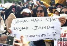 Desakan untuk Dihapus, SPPG Manggala: Jangan Hapus MBG Nanti Banyak Janda Menganggur FOTO: Salah satu peserta aksi unjuk rasa di Kota Makassar, Sulawesi Selatan dukung program MBG Presiden Prabowo. (Sumber gambar dari WhatsApp grup)