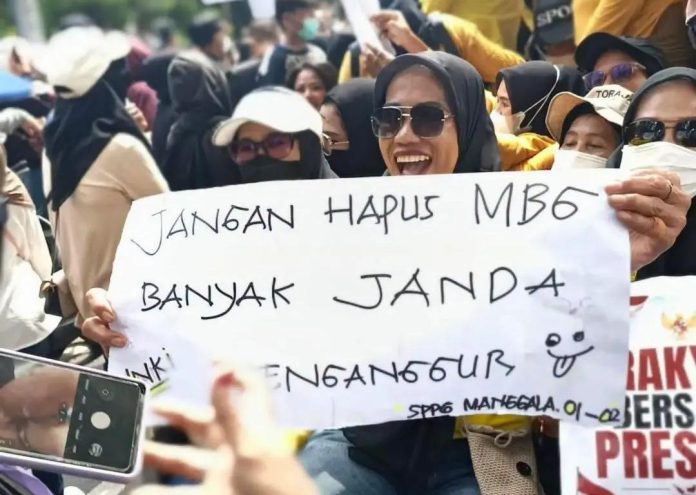FOTO: Salah satu peserta aksi unjuk rasa di Kota Makassar, Sulawesi Selatan dukung program MBG Presiden Prabowo. (Sumber gambar dari WhatsApp grup)